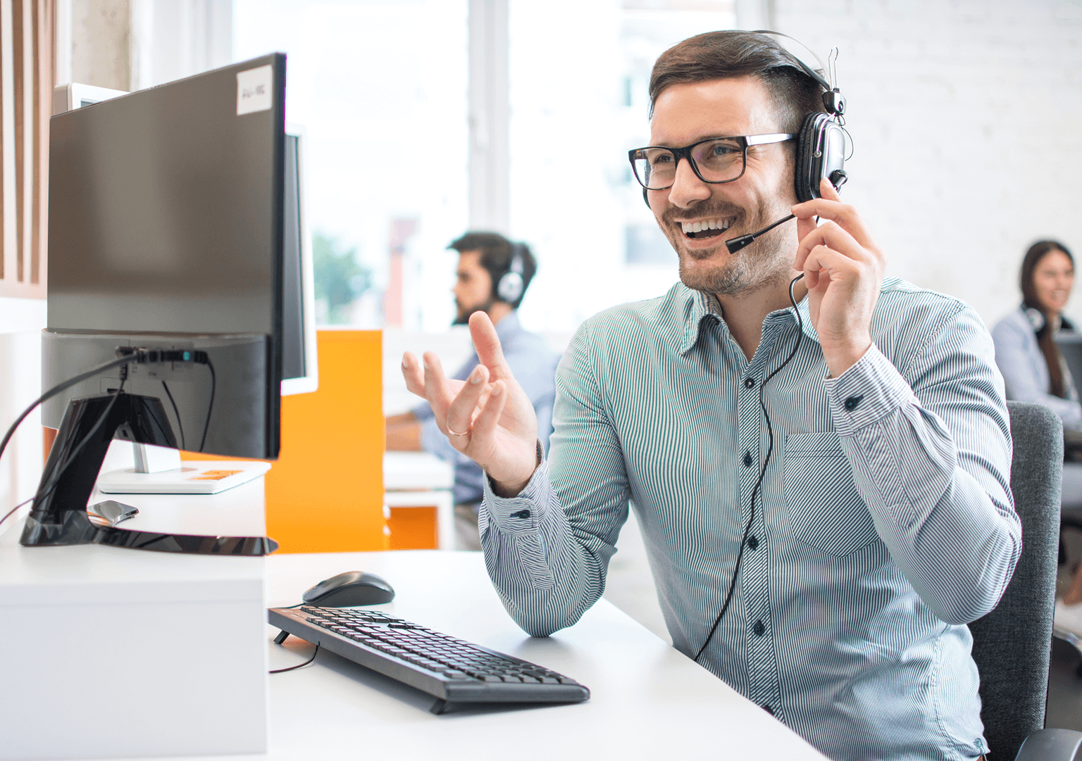 Ansprechpartner am Telefonieren