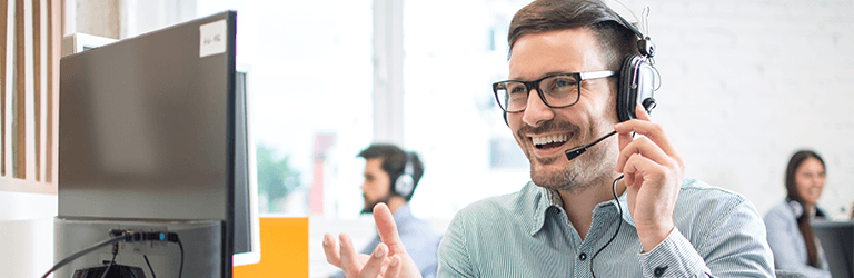 Ansprechpartner am Telefonieren